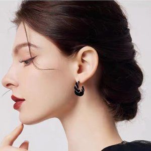 Black/red twist chain C-shaped earrings